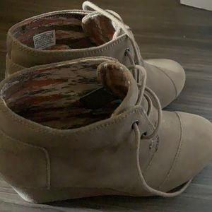 Beige/brown/gray Tom heals size 7 1/2 women’s